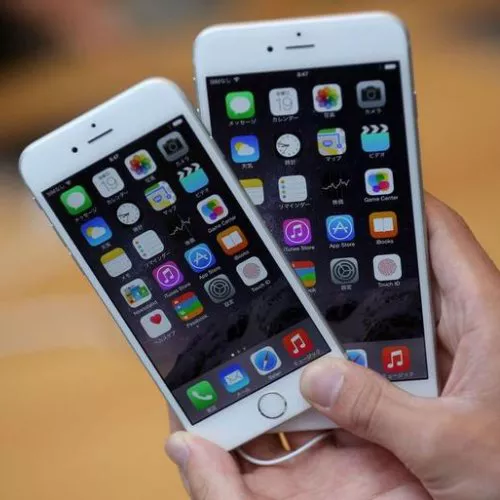Apple ha confermato di limitare le prestazioni degli iPhone più vecchi