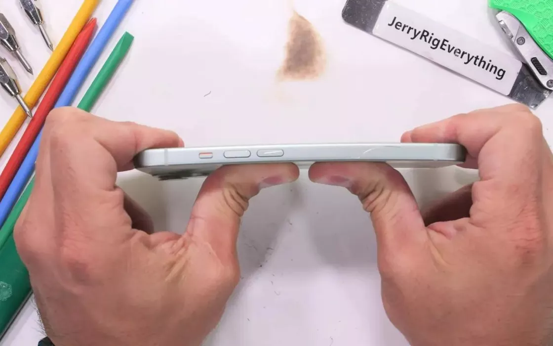 iPhone 15, i test di resistenza premiano l'alluminio e non il titanio