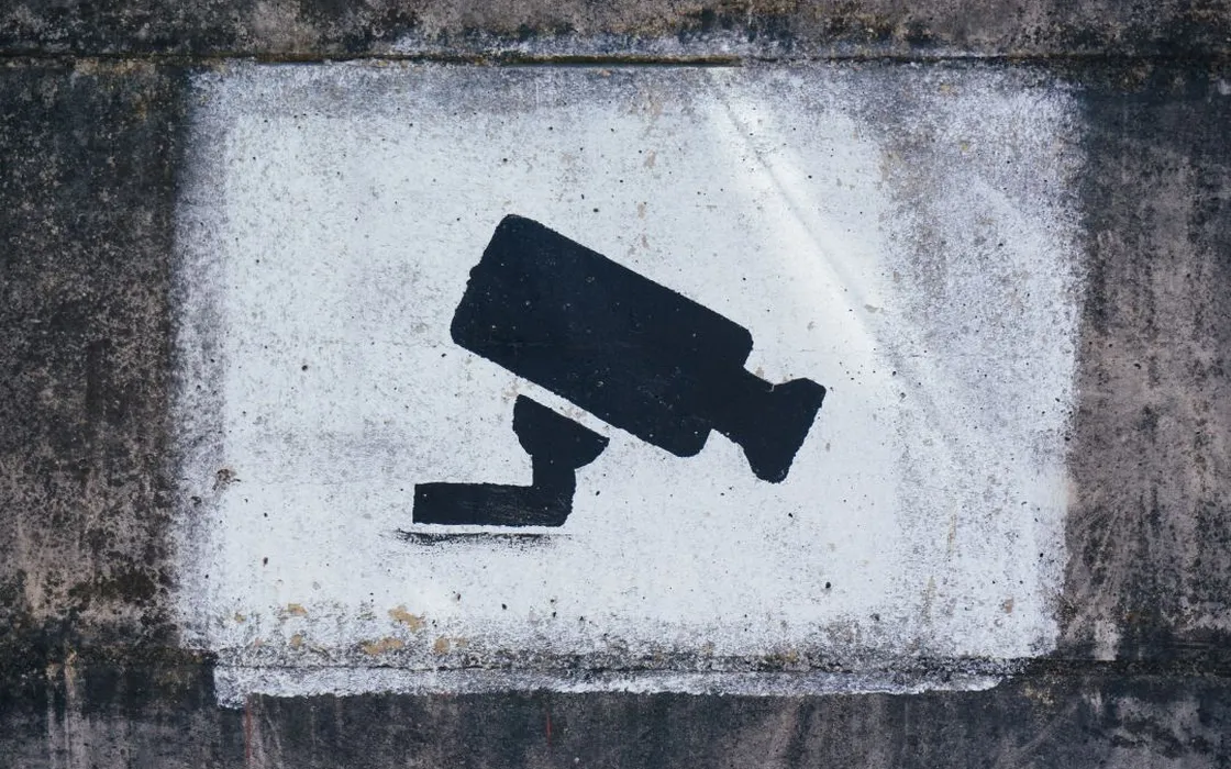 Le Autorità possono attivare da remoto fotocamera e microfono dello smartphone
