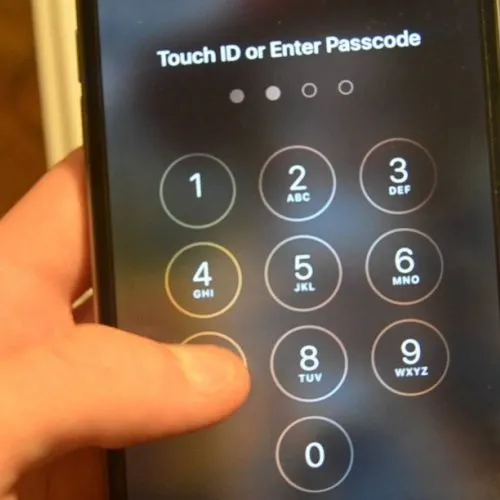 Un bug scoperto in iOS 12.1 permette di accedere alla rubrica sugli iPhone bloccati