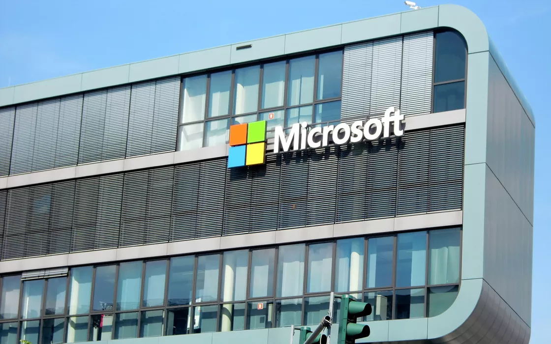Microsoft stringe collaborazione con Semafor per creare notizie con IA