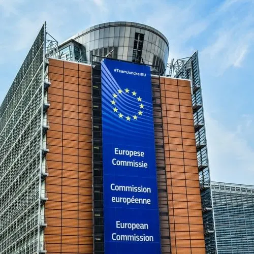 L'Europa vuole maggiori regole per tutelare le imprese che investono online. Motori di ricerca più aperti