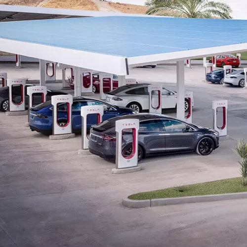 Tesla presenta i nuovi supercharger per le sue auto elettriche