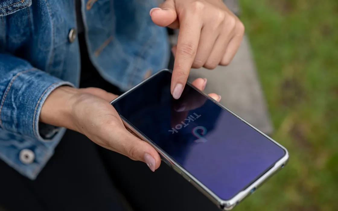TikTok al centro delle polemiche: l'Albania lo vieta, Trump lo difende negli USA