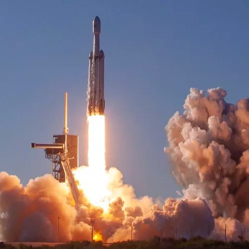 SpaceX porta in orbita un satellite per le telecomunicazioni e fa rientrare i tre booster