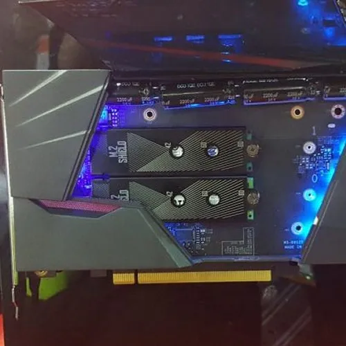 MSI presenta una scheda PCIe che accoglie più unità SSD e SATA