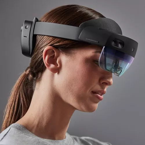 Monitor virtuali appaiono sulla scrivania accanto a quelli fisici con HoloLens