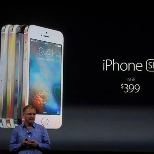 Apple presenta iPhone SE con display da 4 pollici