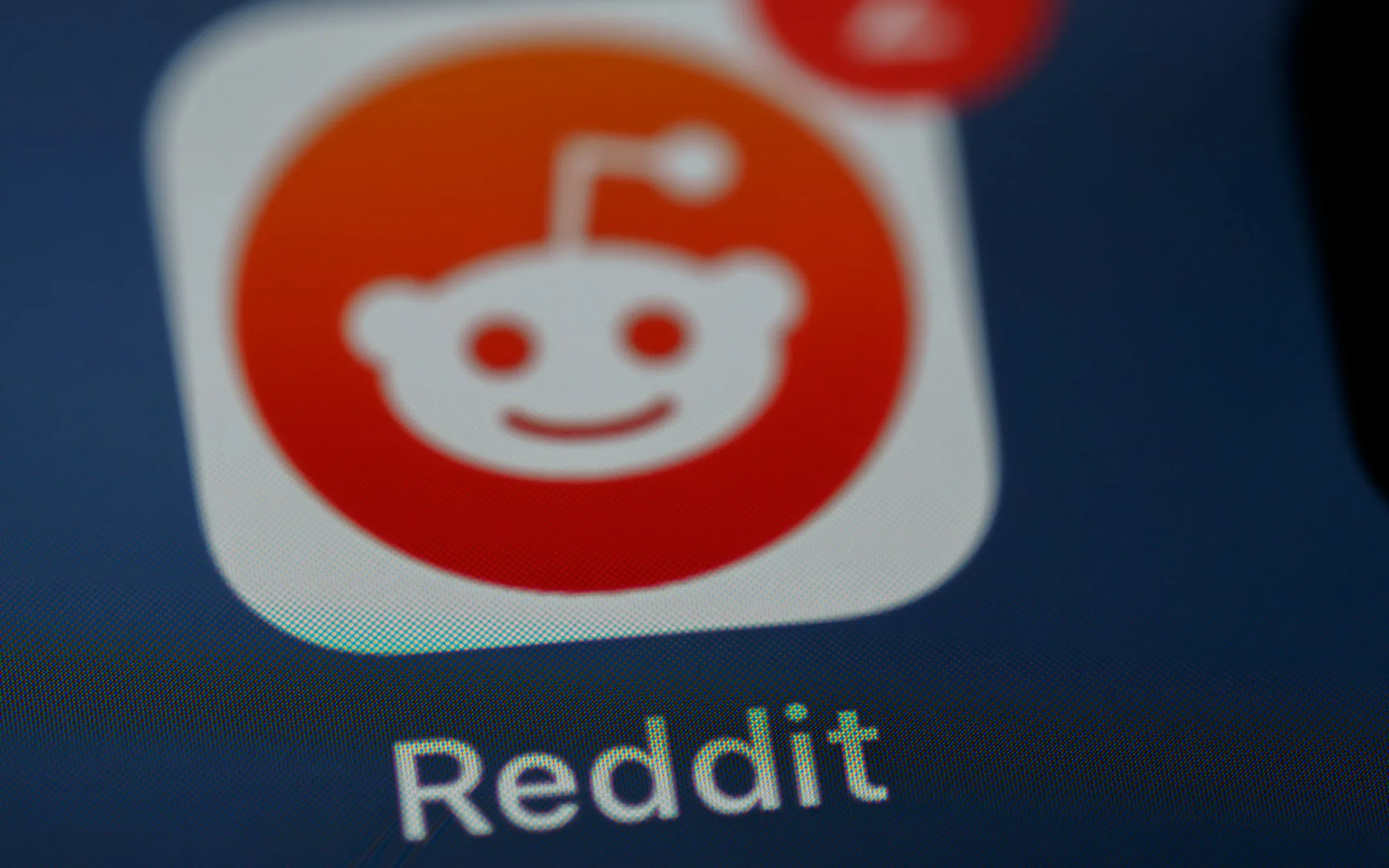 Reddit introduce verifiche manuali per combattere i bot AI