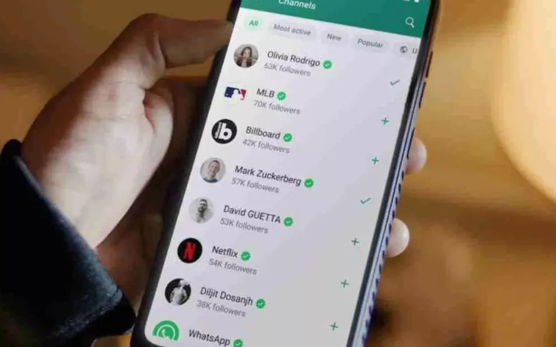 Nuovo aggiornamento WhatsApp: tasto Like rinnovato per reagire agli stati