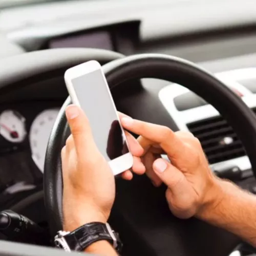 Cellulare alla guida: come usarlo senza ritiro della patente